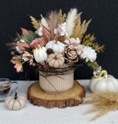 Piękny bukiet jesienny z dyniami 