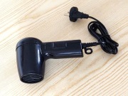 Mała, ale mocna dwubiegowa suszarka do włosów - 1 200 W