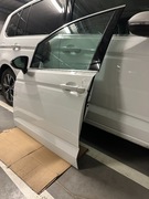 TOURAN 5TA 5T DRZWI LEWE PRZEDNIE W KOLOR LC9A KOMPLETNE Z LUSTERKIEM