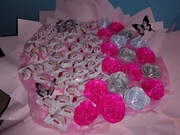 Bukiety z wstążki satynowej i słodkości 