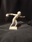 Figurka Hutschenreuther kobieta z piłką 