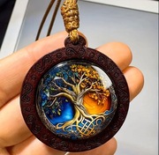 Piękny szklane drzewo życia na szyję w drewnianej oprawie. Boho styl