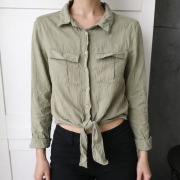 Zielona koszula damska z wiązaniem | kieszenie | rozmiar S