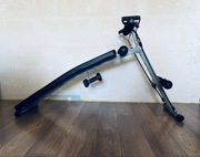 Ławeczka składana do ćwiczeń w domu z hantlami.