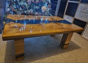 Stół dębowy z żywicą epoksydową 