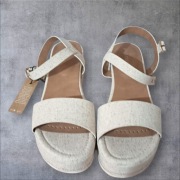 Sandały damskie beżowe na koturnie – lekkie i wygodne – NOWE