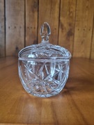 mała kryształowa bombonierka