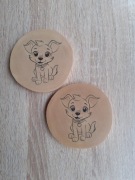 Podkładka pod kubek drewniana. Wesoły piesek. 