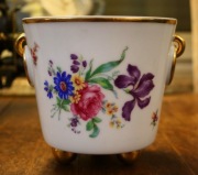 PIĘKNA PORCELANOWA OSŁONKA NA STOPKACH sygnowana