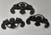 Trzy metalowe uchwyty meblowe w stylu retro, postarzane, vintage