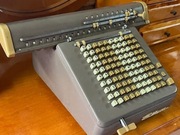 Stara maszyna zabytkowa liczydło kalkulator do liczenia