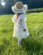 Sukienka koronkowa haftowana plus kapelusz z koronką 