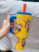 Duzy metalowy kubek ze slomka