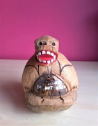 Rzeźba kokos małpa goryl z niespodzianką 