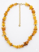 Naszyjnik z Naturalnego Bursztynu Bałtyckiego i Szpinelu – Rękodzieło