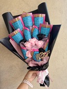 Bukiet ze zdrapkami i kwiatami ze wstazki 