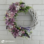 Duży wianek na drzwi ze sztucznych kwiatów 