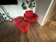 Duży czerwony fotel z dwiema pufami 