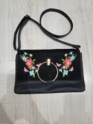 Czarna torebka z motywem