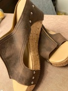 Sandały na koturnie