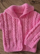 Różowy gruby sweterek warkocz kołnierzyk guziki 74