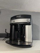 Ekspres ciśnieniowy De’Longhi Magnifica ESAM 3000.B (ze spieniaczem)