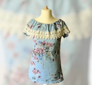 Bluzka hiszpanka w kwiaty z koronką niebieska