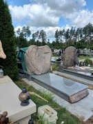 nagrobek skalny naturalny 