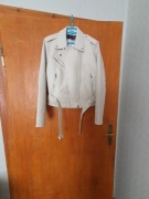 Biała ramoneska z imitacji skóry