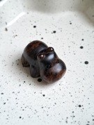 figurka kamień naturalny hipopotam hipopotamem czerwony obsydian