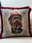 Poszewka dekoracyjna york w czerwonym kapeluszu