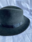 Klasyczny kapelusz vintage w kolorze ciemnozielonym