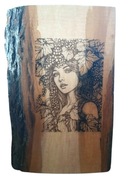 Obraz na drewnie grawerowany laserowo- Dziewczyna z winoroślą