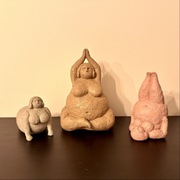 3 joginki figurki joga ciało akceptacja