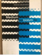 Medium na białym tle Michał Jakubowicz