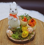 Stroik wielkanocny na drewnie ze świeczką zajączek jajka 