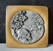Płaskorzeźba Myśliwska DZIK z warchlakami rama dębowa | wysoki relief 3D