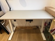 Biurko z regulacją wysokości IKEA TROTTEN – beżowy/biały | Stan bdb