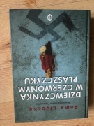 Dziewczyna w czerwonym płaszczyku