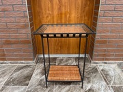 Nowoczesny stolik z metalową ramą, szklanym blatem i plecioną półką