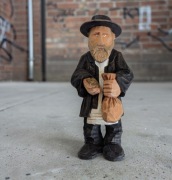 Drewniana rzeźba Żyda symbol bogactwa