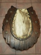 Stołek taboret rzeźbiony podkowa trójnóg 