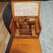 Skrzynka laboratoryjna z czasów PRL do badania gleby 