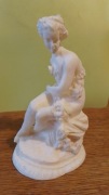 FIGURKA - SIEDZĄCA KOBIETA (WENUS) - ALABASTER (?)