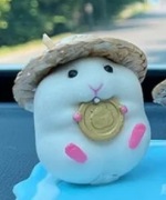 Słodki chomik w słomianym kapeluszu.