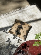 Poszewka na poduszkę Westwing z juty z haftem OUTLETUNIKAT.PL