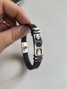 Bransoleta  gumowa czarna z czaszkami na sprzączkę