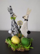 Wielkanoc dekoracja 2 zające piwosze na plastrze drzewa