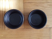 Dwie czarne małe miseczki do pieczenia