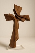 Krzyż ręcznie rzeźbiony, orzech 